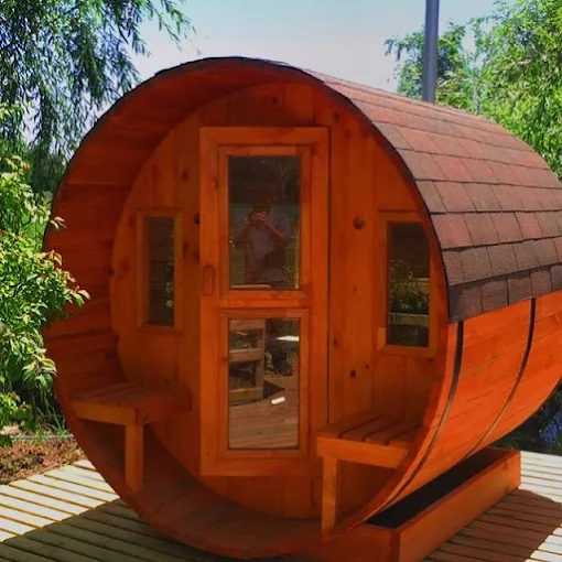 Interior de sauna de madera con estufa
